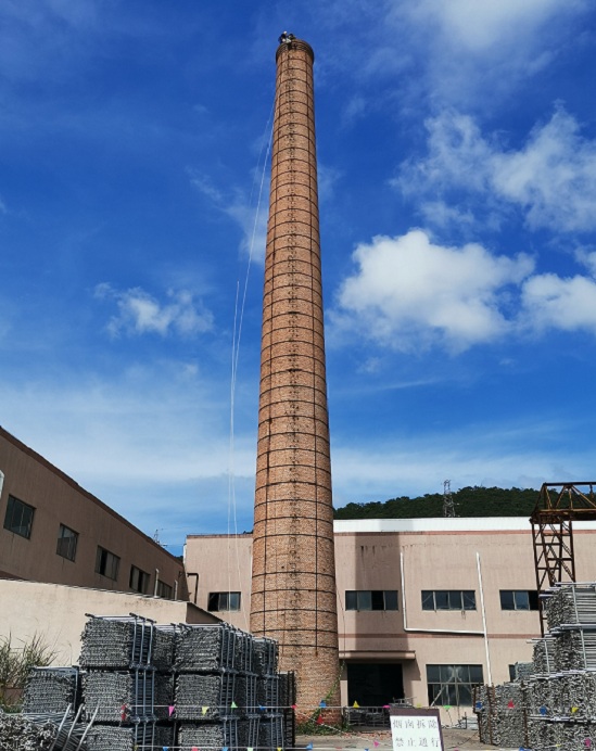 煙囪拆除公司:環(huán)保先行,共筑藍天夢